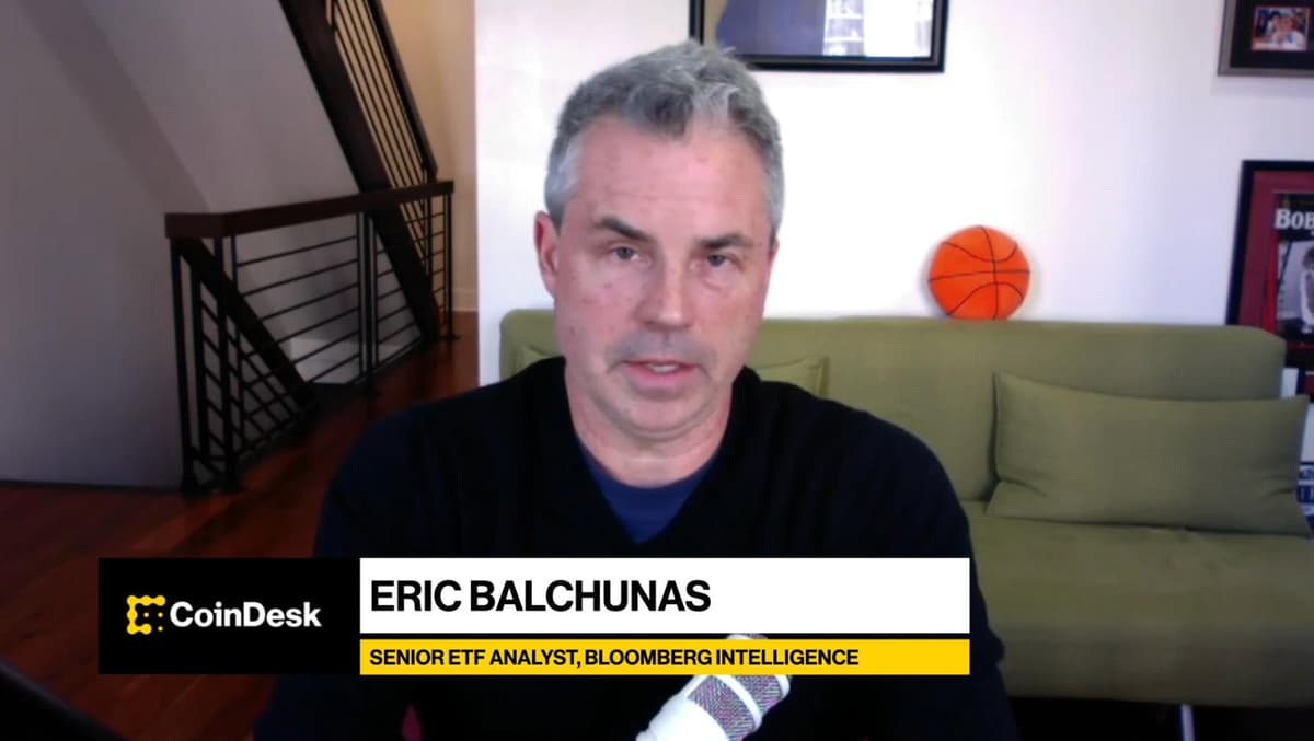 ETFs de Bitcoin resistem apesar da queda de 40% do BTC, aponta Eric Balchunas da Bloomberg