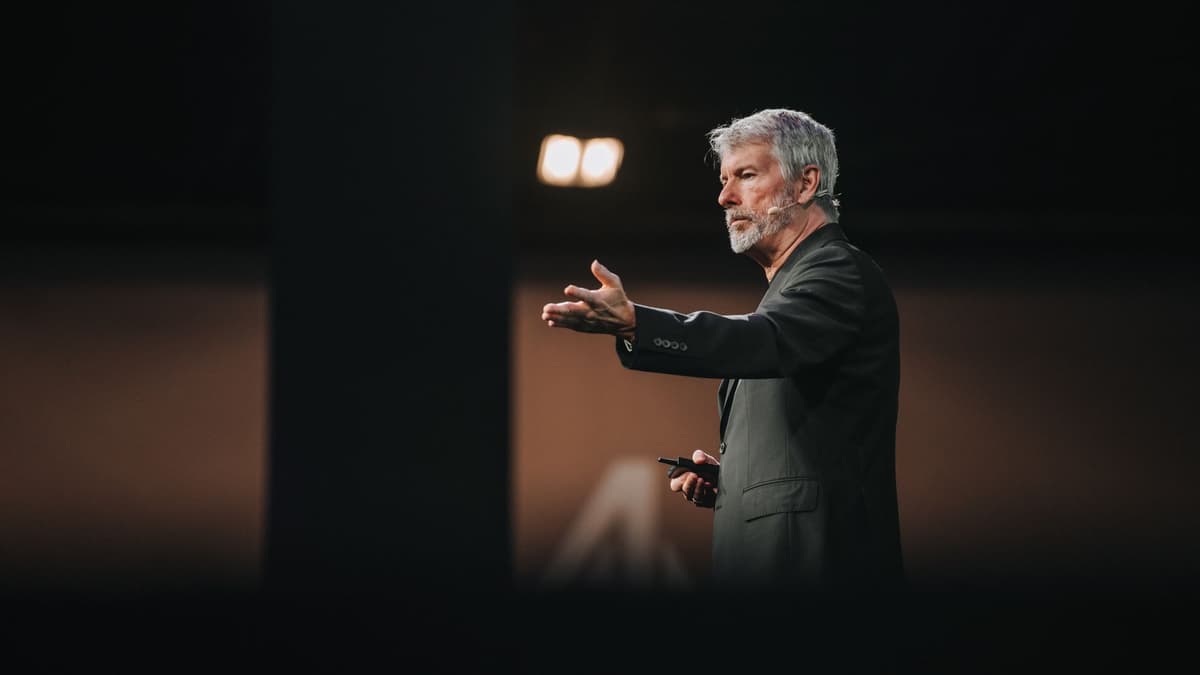 Michael Saylor reacende aposta em Bitcoin com gráfico de compras