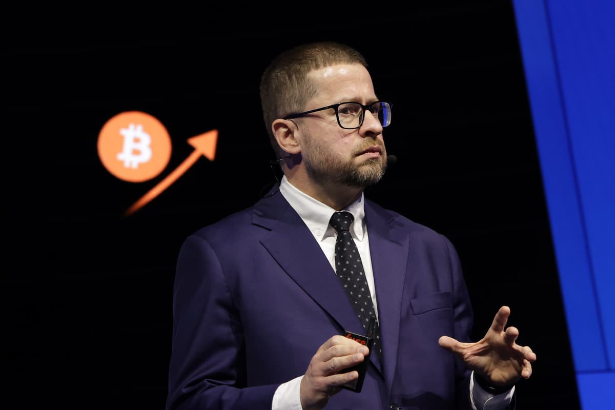 Presidente do Banco Central da República Tcheca Apoia Bitcoin como Reserva de 1% em Estratégia Inovadora