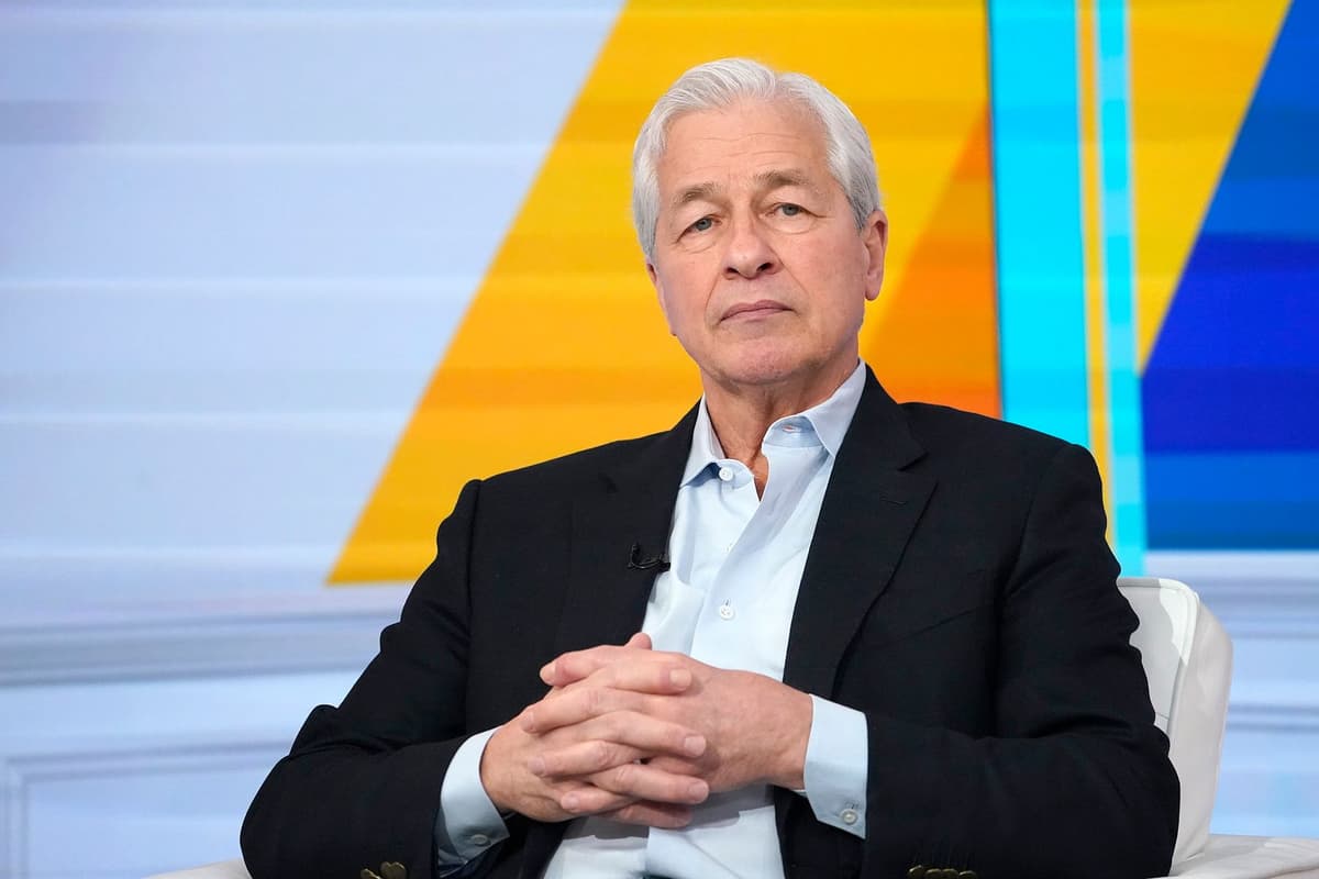 Dimon, CEO do JPMorgan, critica Coinbase e debate sobre recompensas de stablecoins esquenta