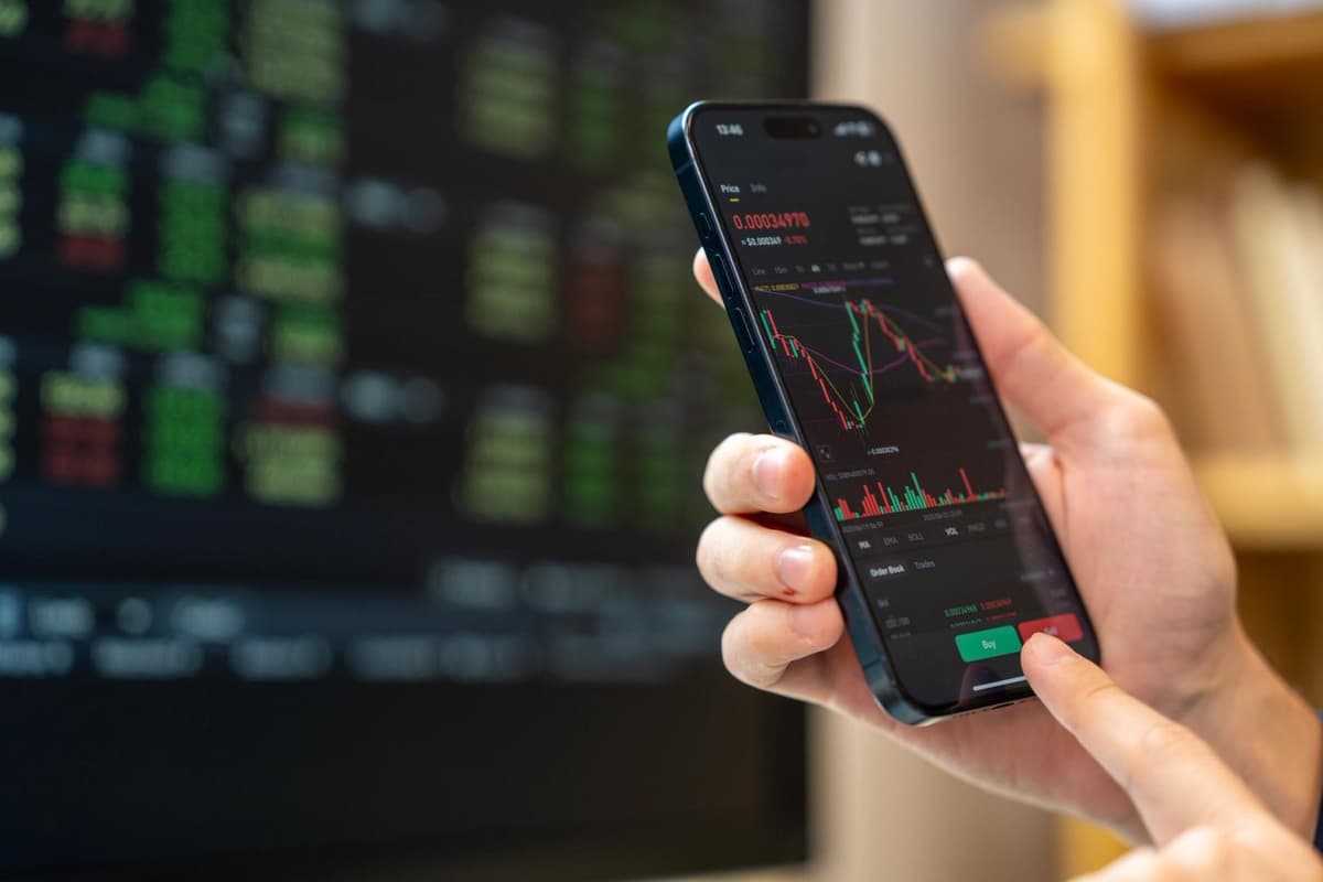 Fundos Cripto Sofrem Saídas Massivas; XRP e HYPE Atraem Investidores