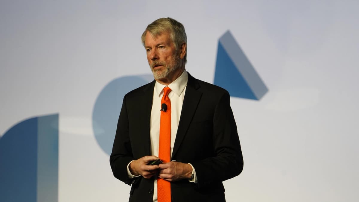 Estratégia de Michael Saylor indica possível venda de bitcoin para custear dividendos