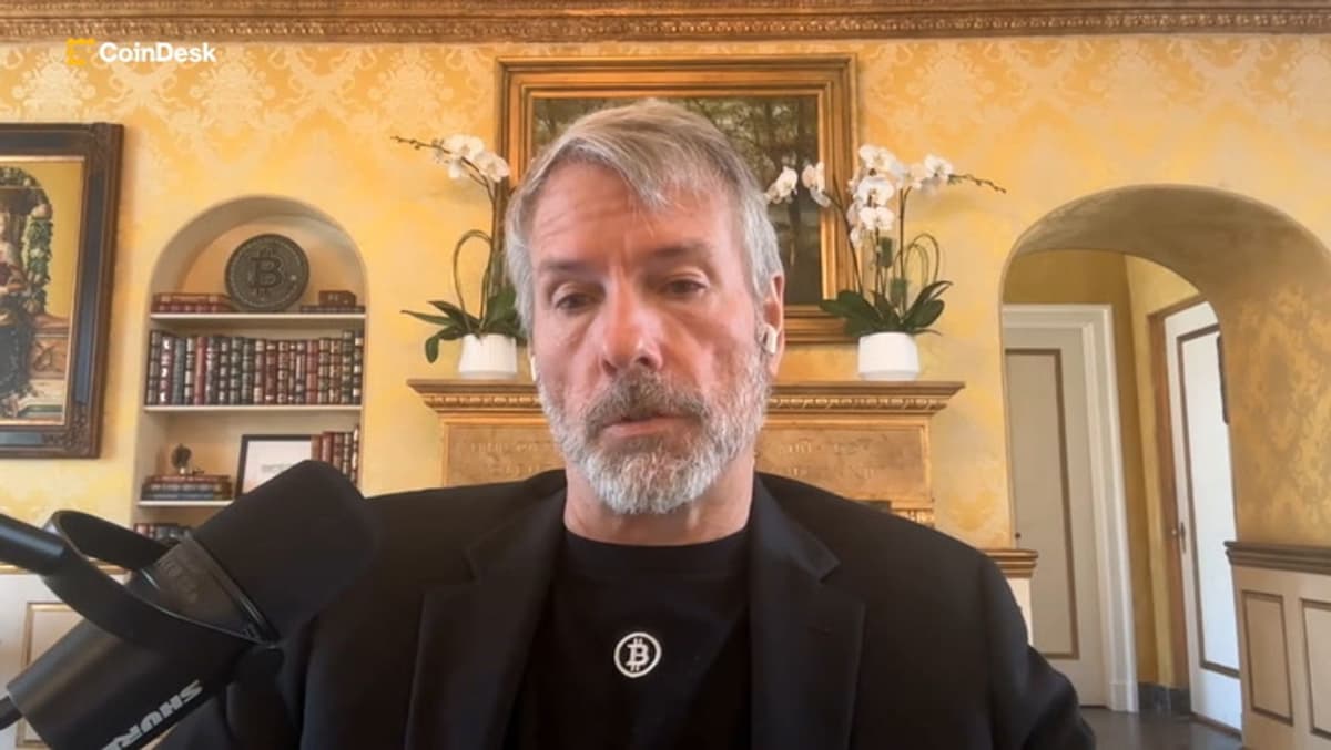 Ações de Bitcoin da Strategy despencam com receio de dividendos e concorrência