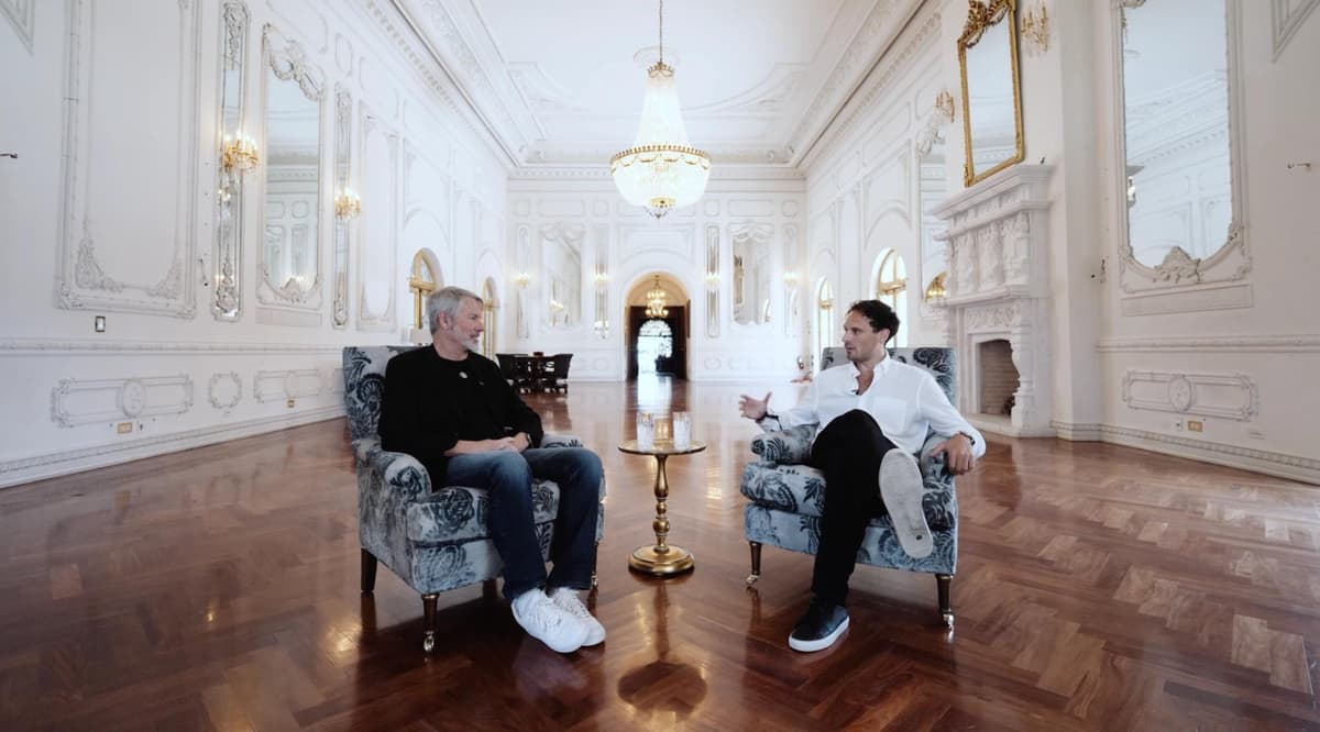 Michael Saylor discute venda de Bitcoin e críticas em entrevista ao CoinDesk