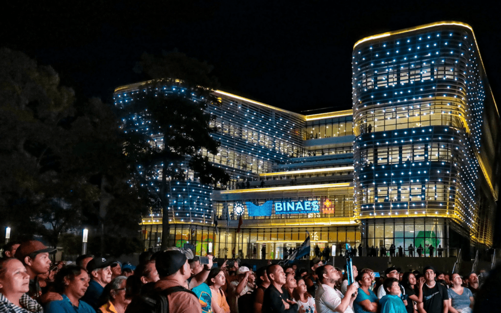 Biblioteca BINAES de Bukele Une Livros, Bitcoin e Lazer Familiar na Capital Revitalizada