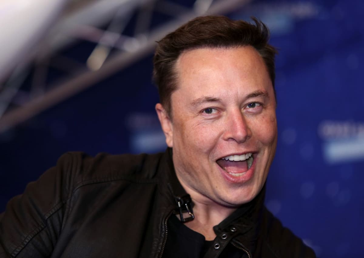 Tesla de Elon Musk mantém suas reservas de bitcoin e registra perda de US$ 173 milhões