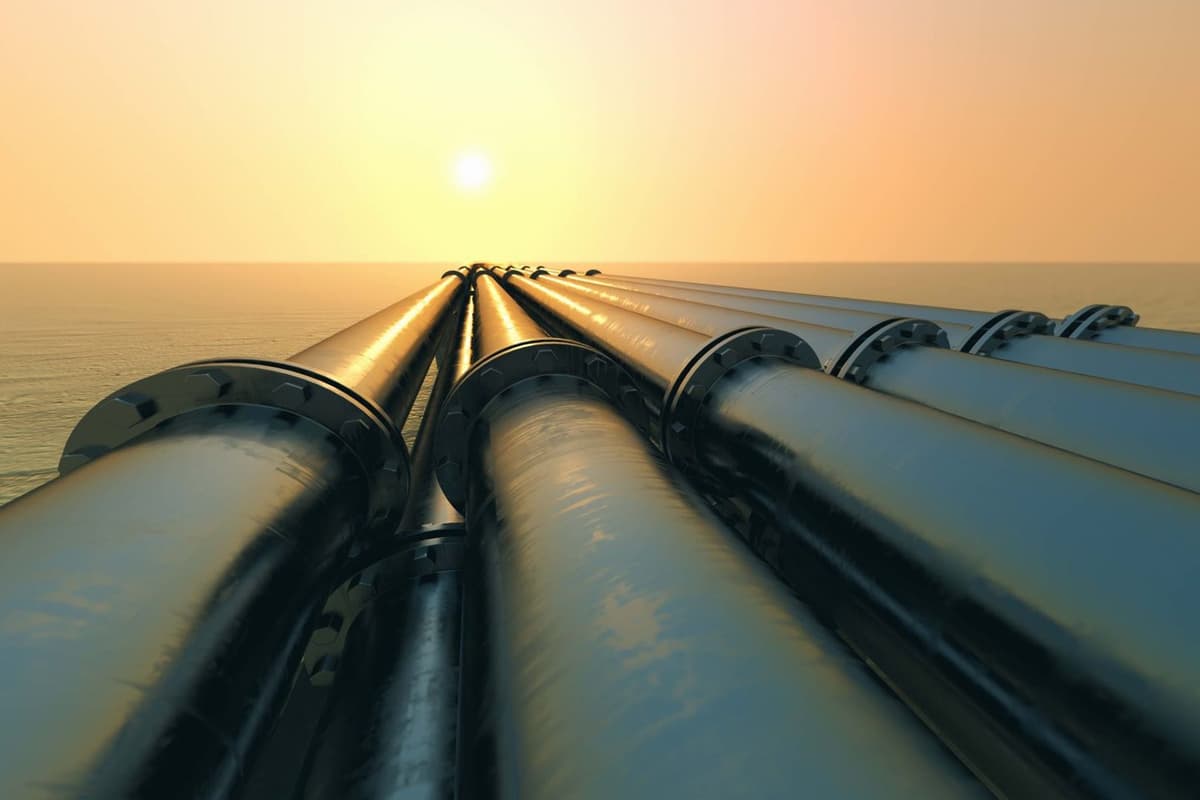 Liquidações em contratos futuros de petróleo tokenizados disparam após alta de 30% devido à escalada no Irã