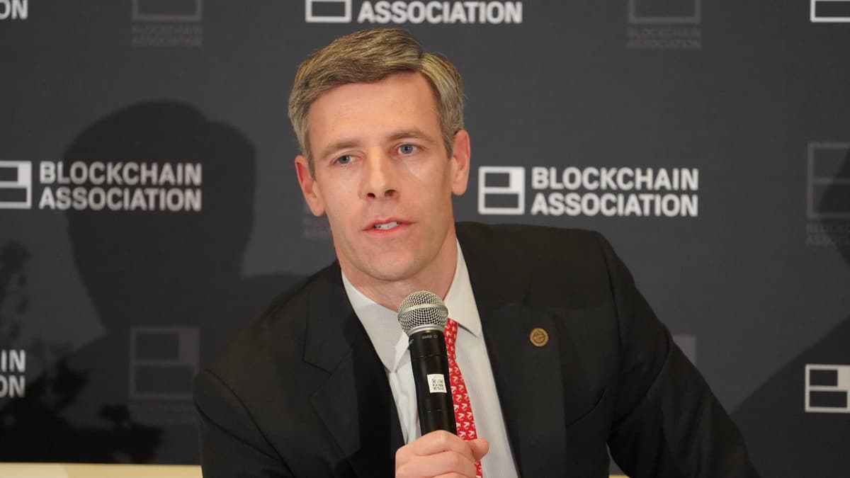 Regulador dos EUA Nega Pressão Política em Licença de Criptomoedas