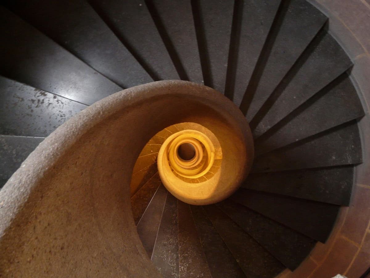 Analista prevê que queda do Bitcoin a US$ 10.000 é provável sem recuperação para US$ 75.000