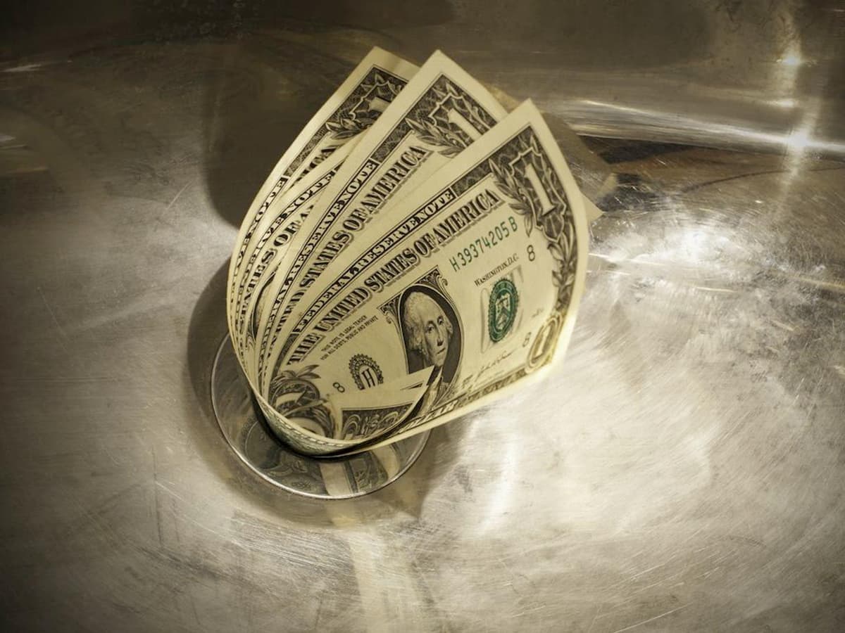 Baleia de Bitcoin de R$ 61 milhões é liquidada na HTX enquanto sentimento volta ao 'medo extremo'