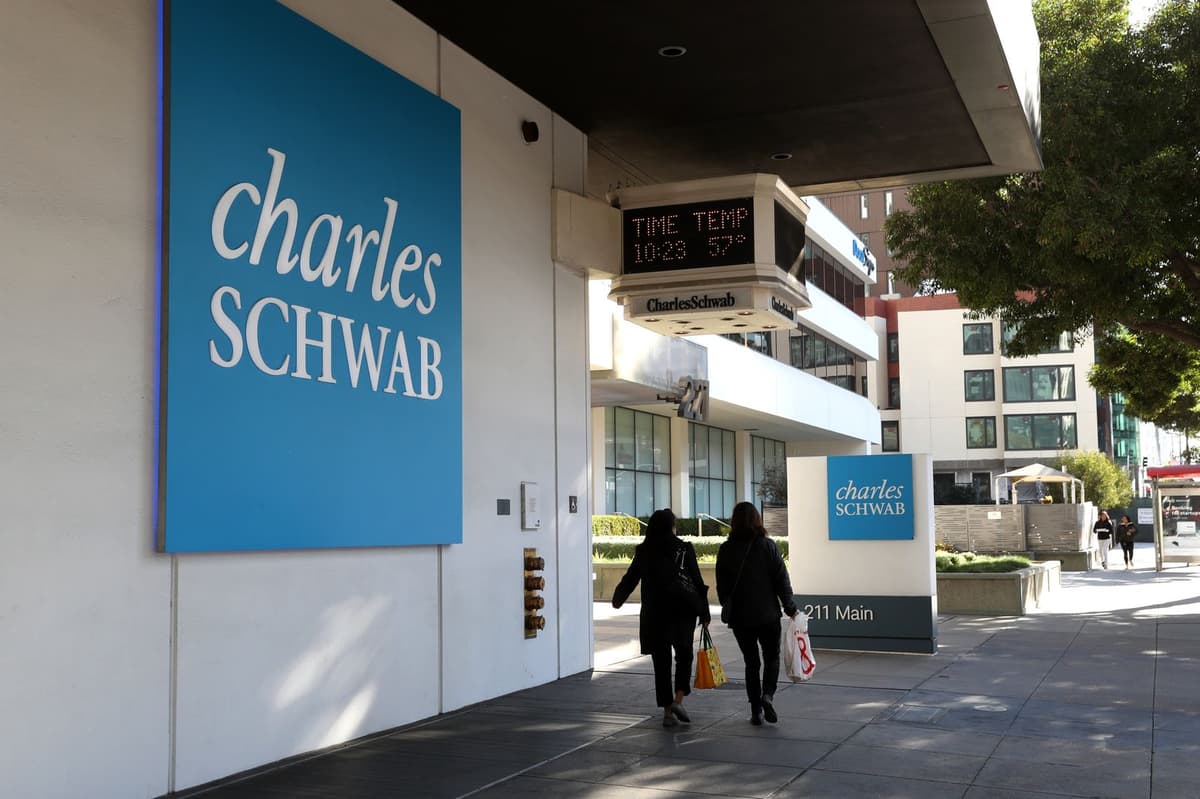 Schwab planeja lançar negociação direta de bitcoin e ether no primeiro semestre de 2026