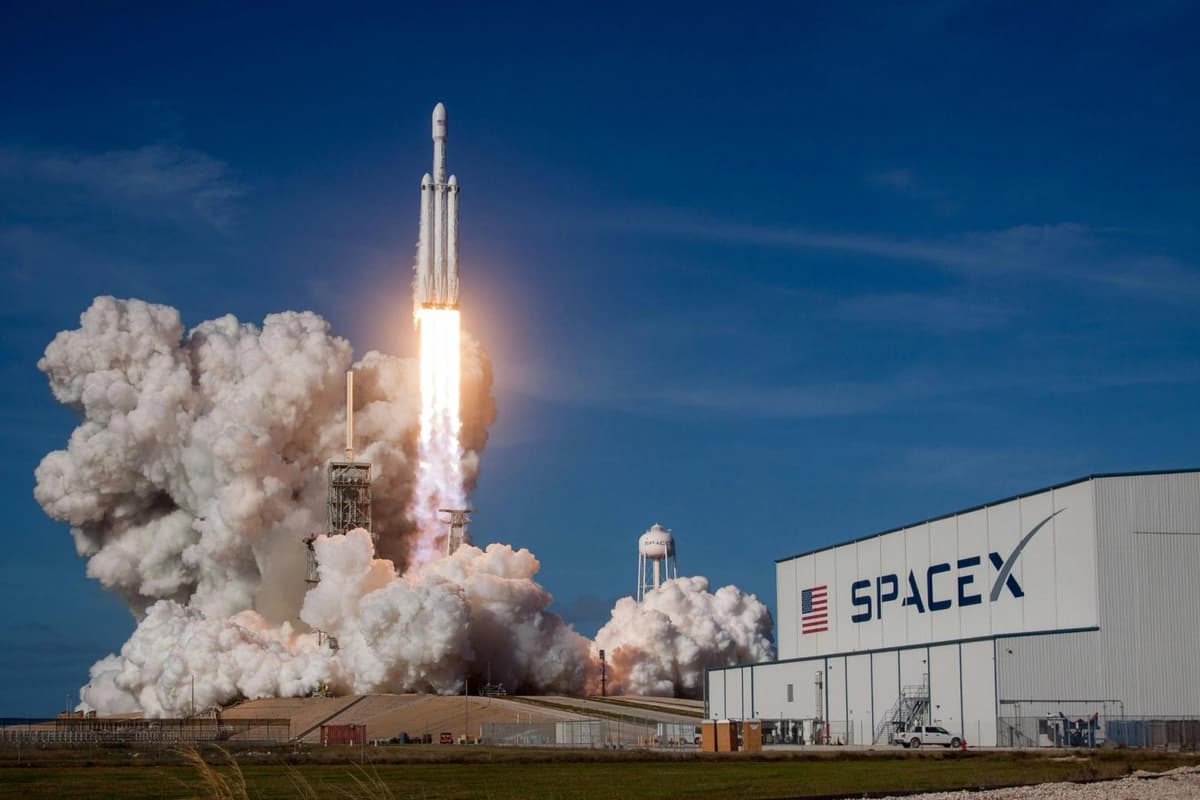 Ações da SpaceX disparam 20% em estreia bombástica na Nasdaq