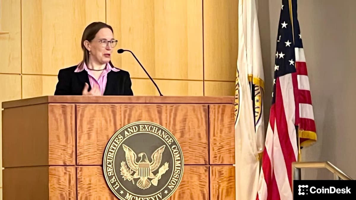 Comissária da SEC, Hester Peirce, refuta crenças sobre regras que estimulam tokens sintéticos