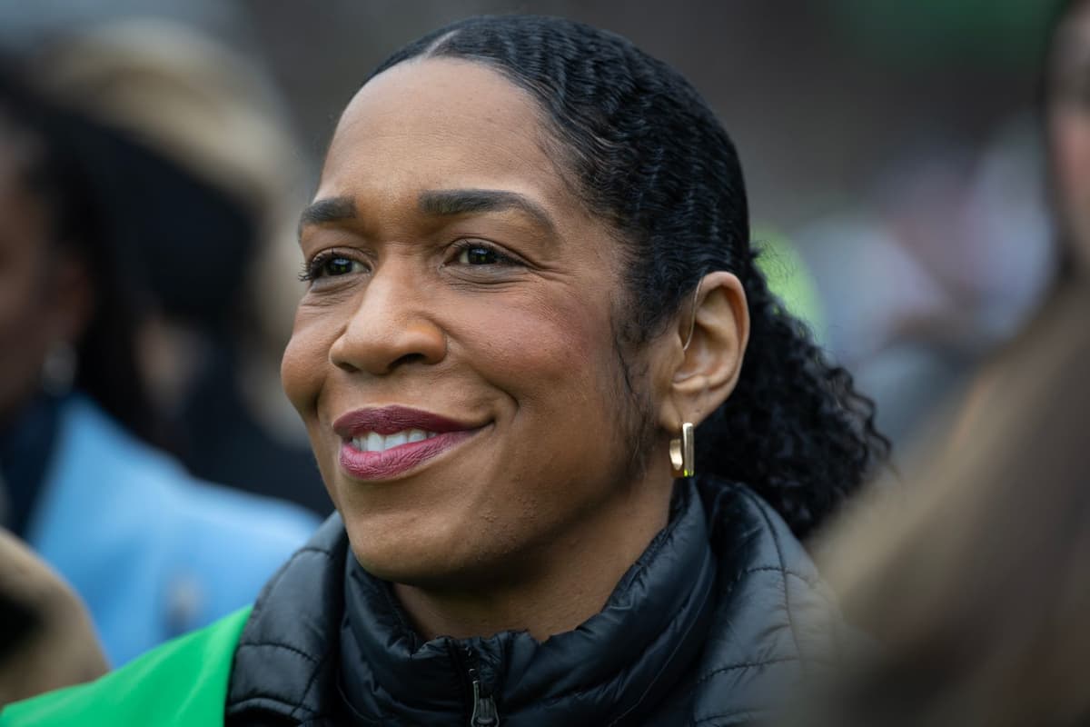Juliana Stratton vence primárias do Senado em Illinois, derrotando Krishnamoorthi apoiado por cripto