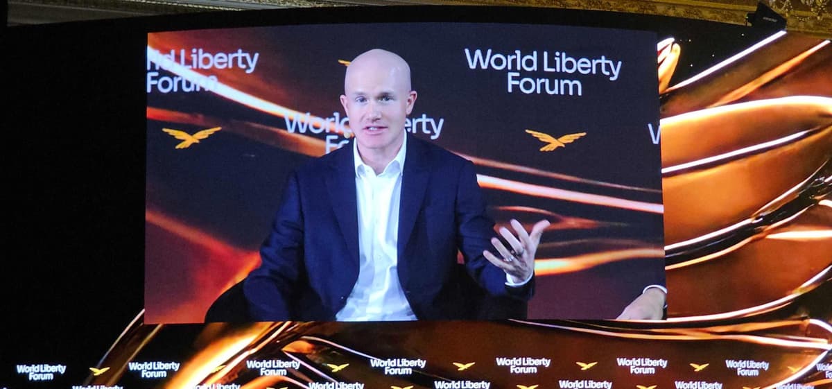 Brian Armstrong aponta que grupos bancários bloqueiam avanço de legislação sobre estrutura de mercado
