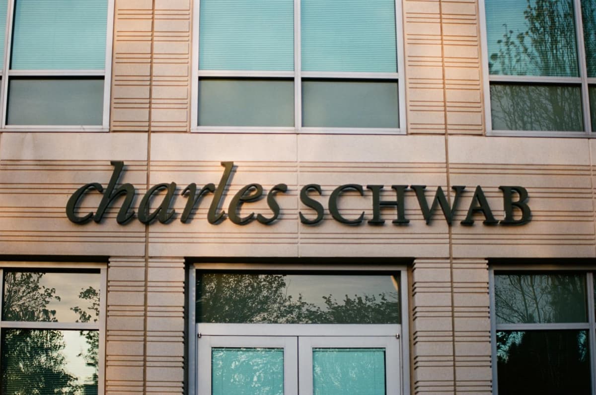 Schwab entra na corrida de mercados de previsão com opções do S&P 500